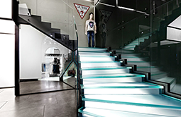 Стеклянные лестницы в бизнес центр