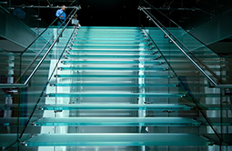 Стеклянные лестницы в торговом центре