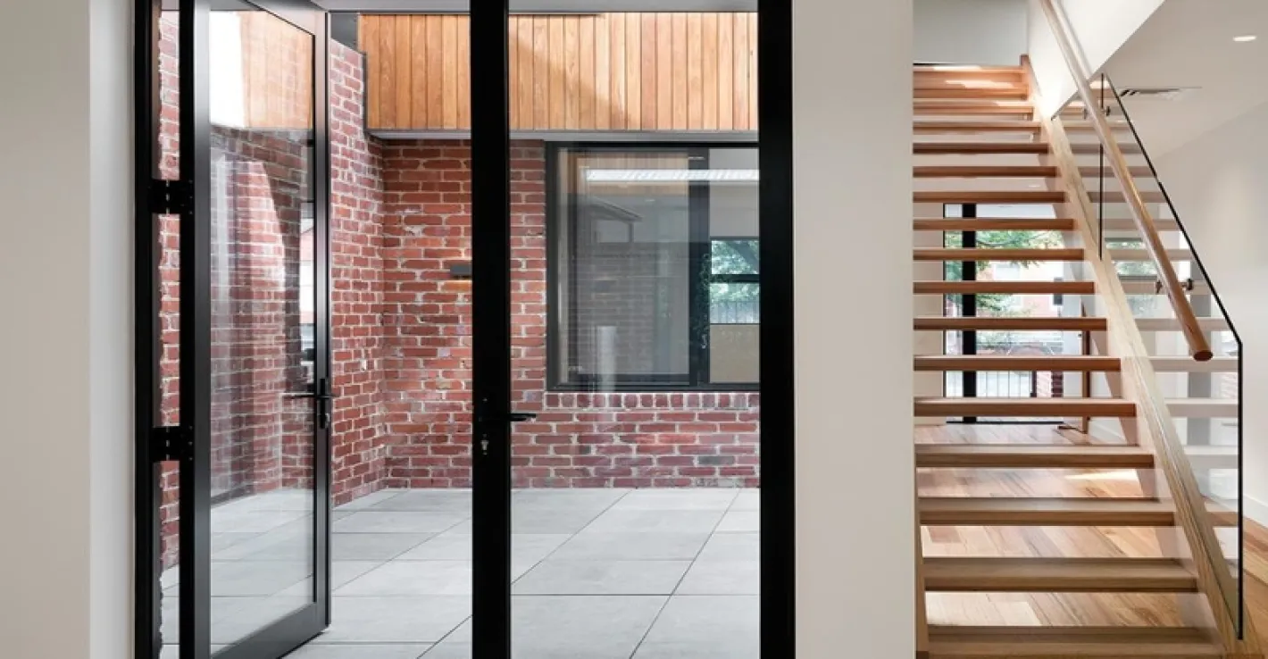 Добавьте дому современности с алюминиевыми дверями. Добавьте дому современности с алюминиевыми дверями.