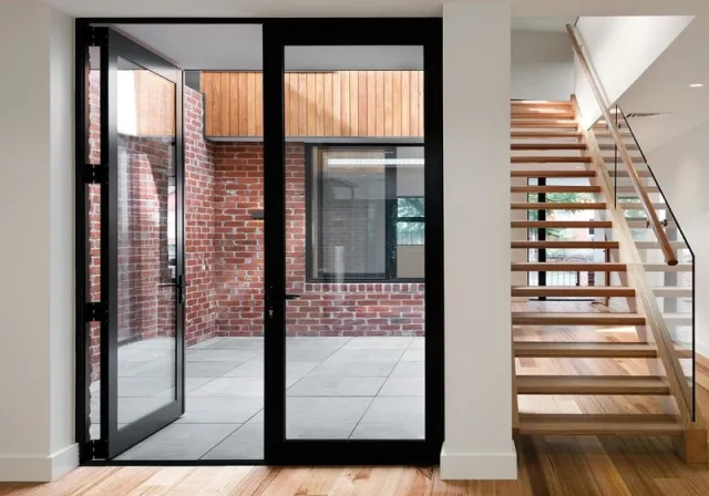 Алюминиевые двери в частный дом