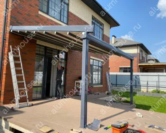 Односкатная пергола к дому с подсветкой