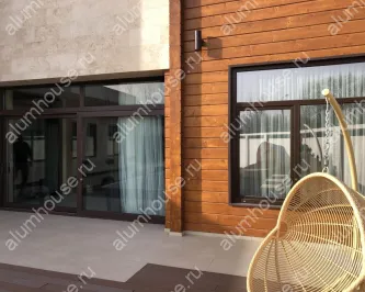 Остекление загородного дома раздвижными дверьми