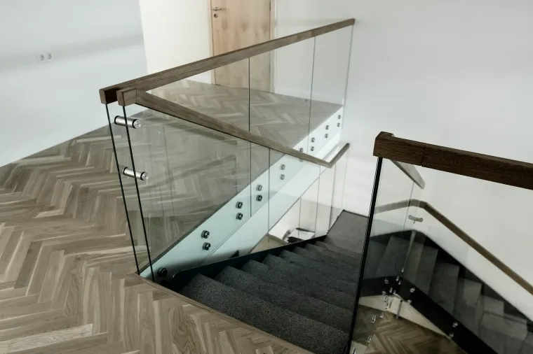 Стеклянные ограждения: зачем нужны, куда ставить и что учесть