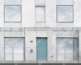 Стеклянный козырек на консолях на вентилируемом фасаде