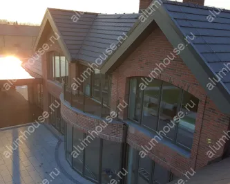 Стеклянное ограждение на стойках для террасы