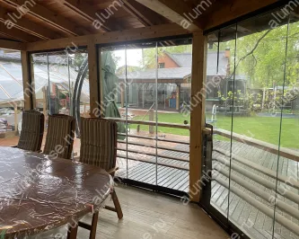 Безрамное остекление беседки из клееного бруса