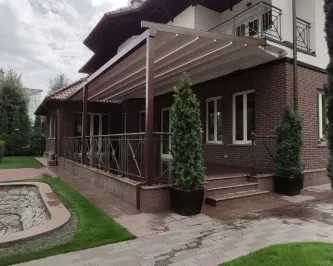 Алюминиевая пергола со складным тентом на террасе