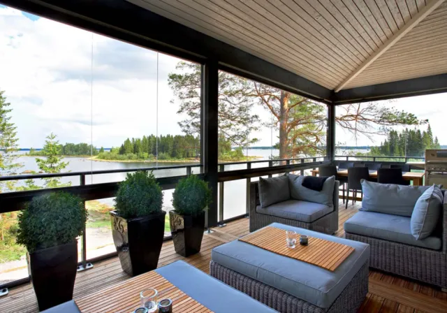 Безрамное остекление летней кухни