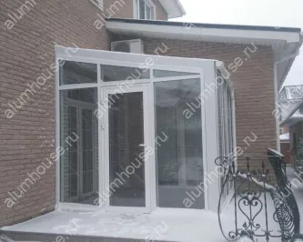 Стеклянная тамбурная пристройка к дому