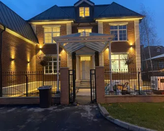 Большой стеклянный навес над входом частного дома