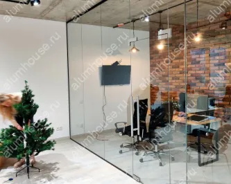 Перегородка из стекла для зонирования помещения