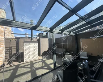 Строительство стеклянной террасы с безрамным остеклением