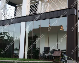 Панорамное рельсовое остекление веранды