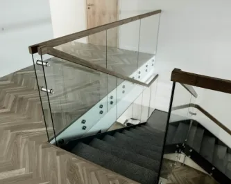 Стеклянное ограждение лестницы на точках