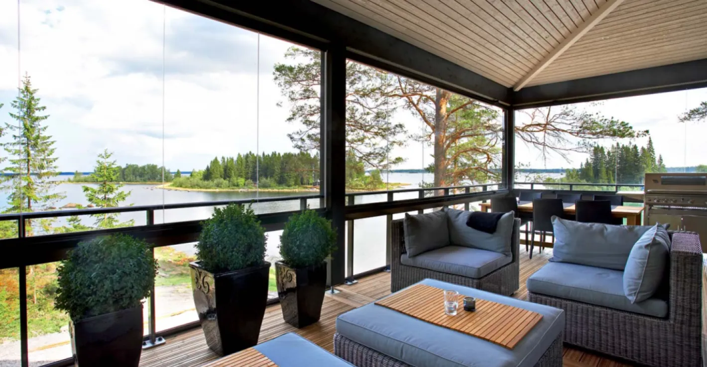 Благодаря безрамному остеклению кухня становится комфортной в любую погоду.