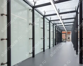 Остекление перехода между зданиями на спайдерах