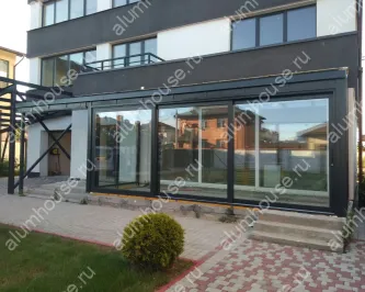 Зимний сад из алюминия с раздвижными дверьми на фасаде