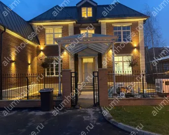 Большой стеклянный навес над входом частного дома