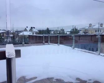 Стеклянное ограждение на крыше террасы
