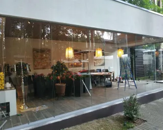 Холодное панорамное остекление беседки