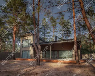 Фасадное остекление дома из бруса алюминиевыми окнами и дверьми