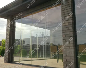 Беседка с безрамным остеклением и зоной барбекю