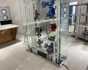 Стеклянный куб с распашными дверьми