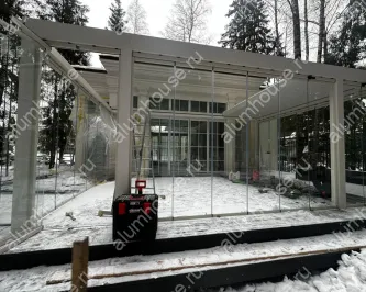Пергола со складным безрамным остеклением