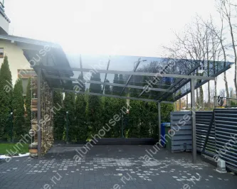 Навес для автомобиля металлическом каркасе со стеклом