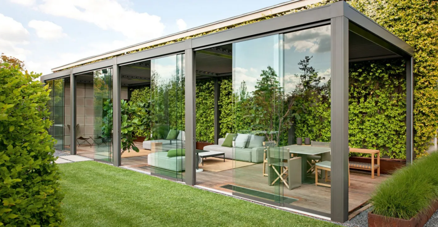 Безрамное остекление помогает сохранить гармонию с природой, не ограничивая обзор.