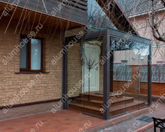 Цельностеклянный тамбур со стеклянной крышей