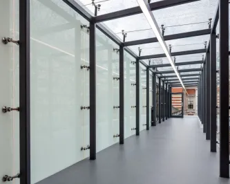 Остекление перехода между зданиями на спайдерах