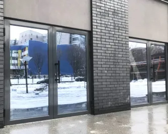 Двухстворчатые входные двери со стеклопакетом