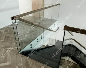 Стеклянное ограждение лестницы на точках