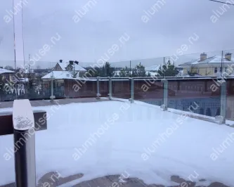 Стеклянное ограждение на крыше террасы