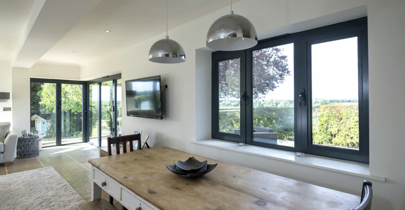 Окна из алюминия придают дому надёжность и эстетичность.