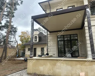 Пергола из алюминиевого профиля с поворотными ламелями