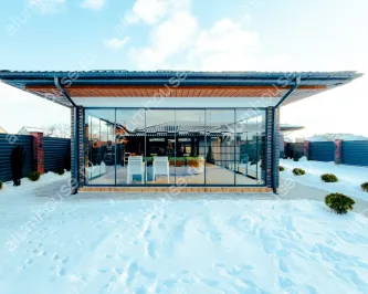 Слайдерное остекление беседки безрамными конструкциями