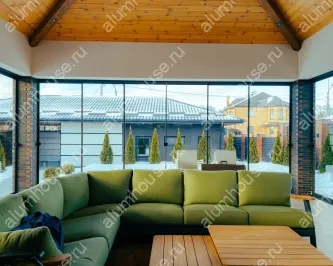 Слайдерное остекление беседки безрамными конструкциями