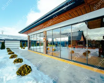 Слайдерное остекление беседки безрамными конструкциями