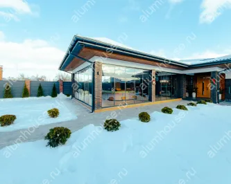 Слайдерное остекление беседки безрамными конструкциями