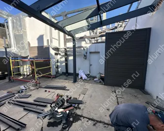 Строительство стеклянной террасы с безрамным остеклением