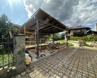 Навес для двух автомобилей на металлическом каркасе