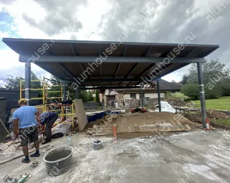 Навес для двух автомобилей на металлическом каркасе