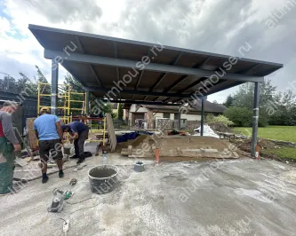 Навес для двух автомобилей на металлическом каркасе