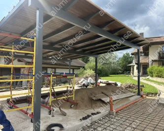 Навес для двух автомобилей на металлическом каркасе
