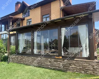 Безрамное остекление веранды системой книжка