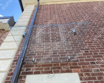 Стеклянный козырек на растяжках над входом в котельную