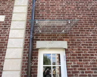 Стеклянный козырек на растяжках над входом в котельную