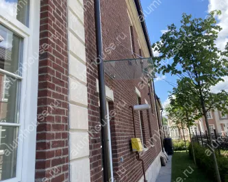 Стеклянный козырек на растяжках над входом в котельную